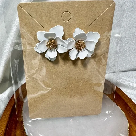 White Single Flower Dangle Boho Earrings - Picture 2 of 5